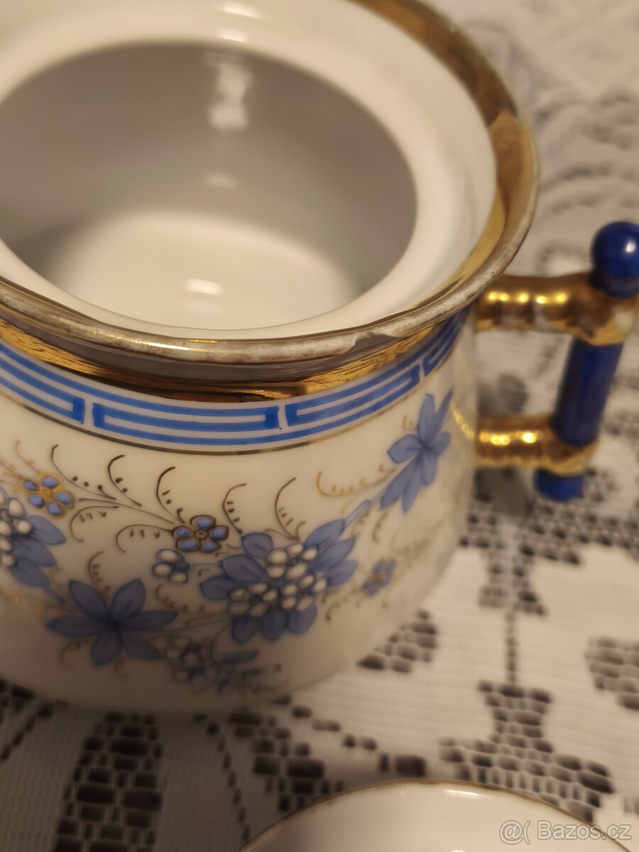 Stará porcelánová konvička. - 13