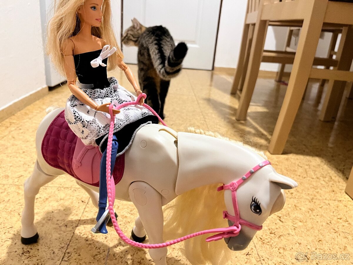 Interaktivní kůň Barbie od Mattela - 13