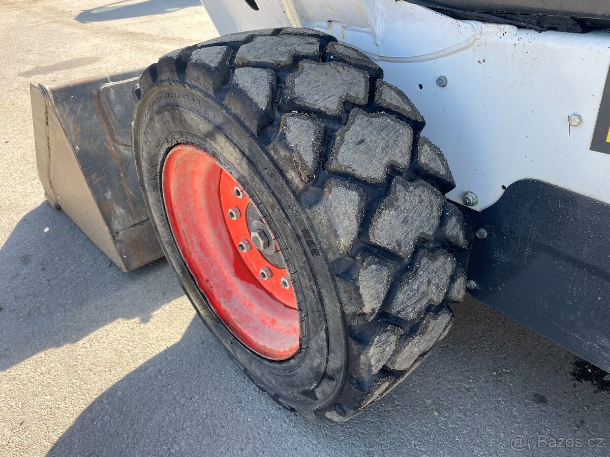 Smykový nakladač Bobcat S530 - 13