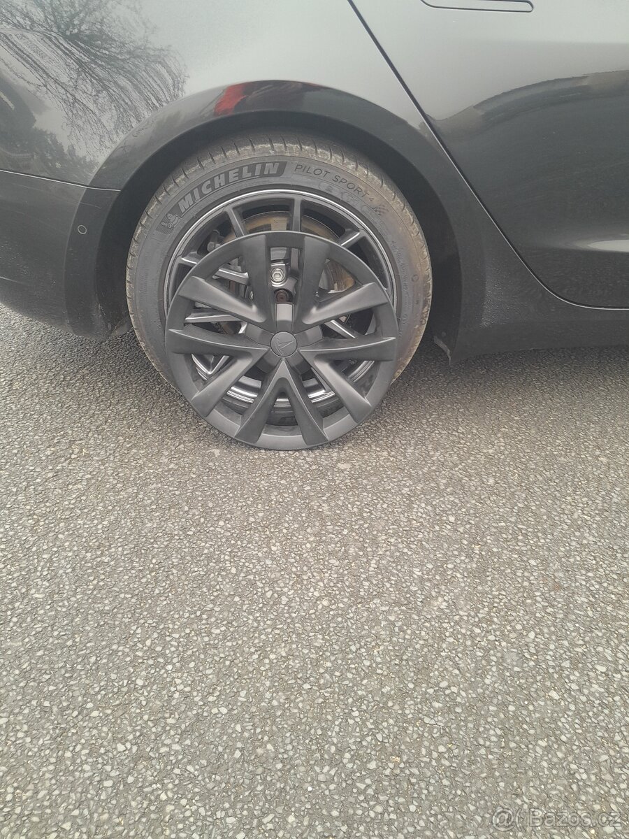 Tesla model 3 2021 Refresh - 13