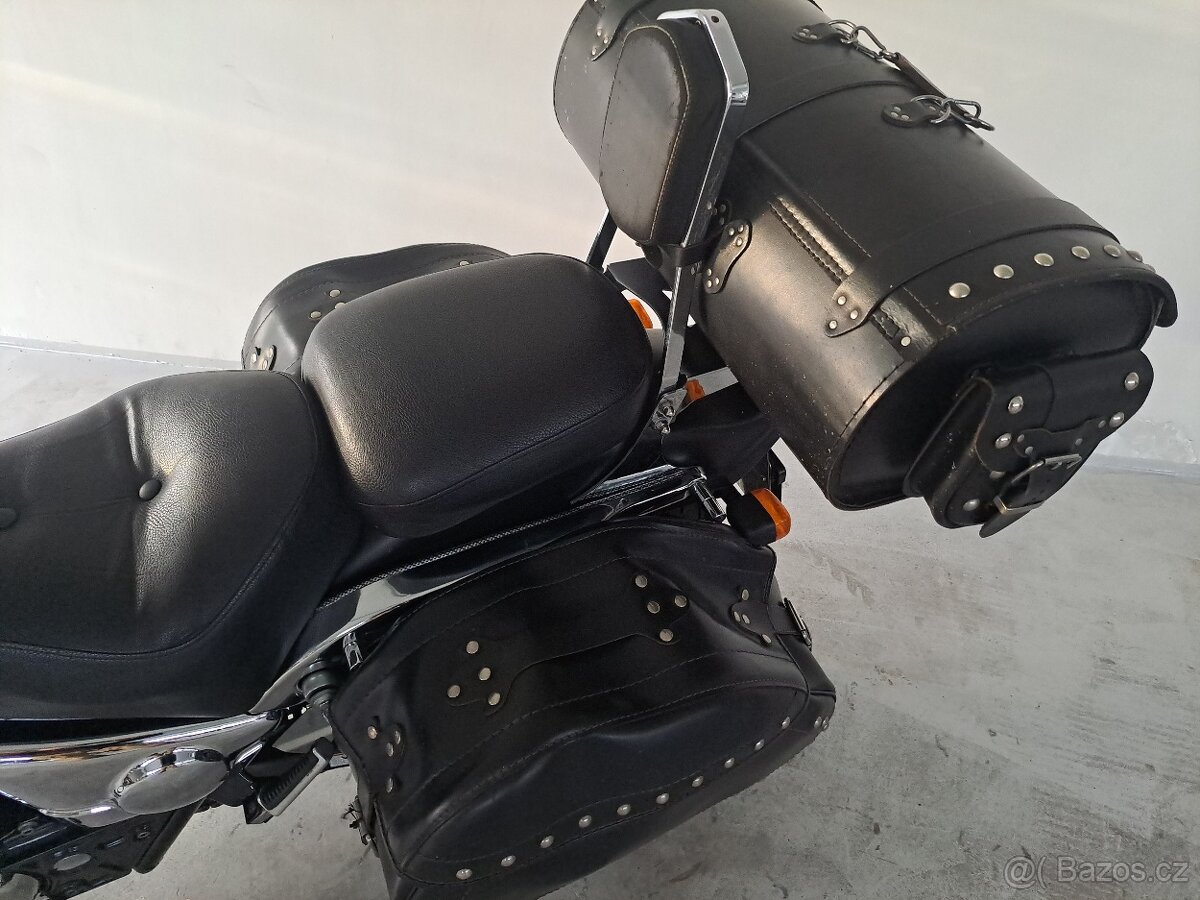 Suzuki VZ 800 Marauder - 13