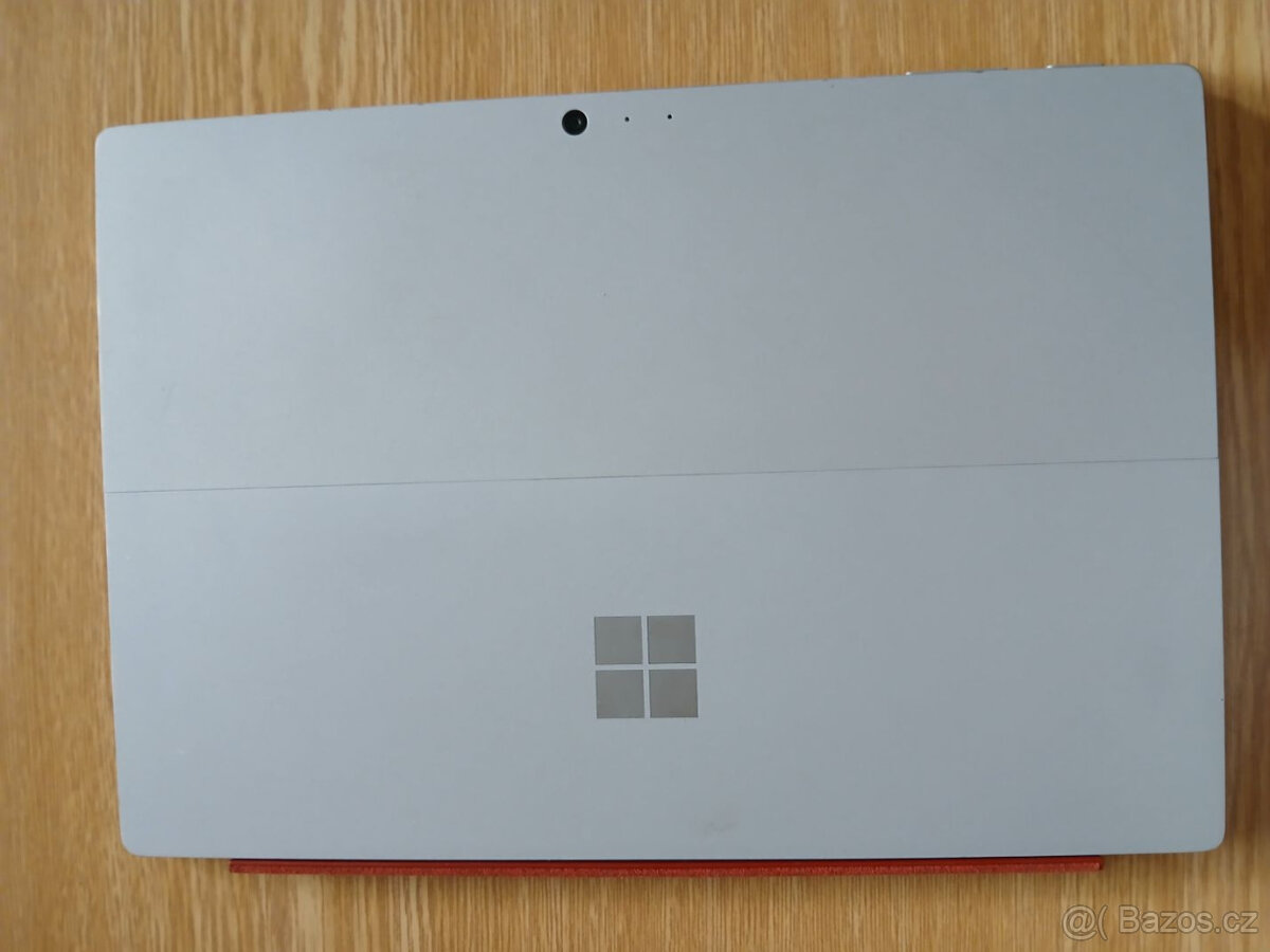 Výkonný tablet Microsoft Surface Pro 4 + klávesnice + pero - 13