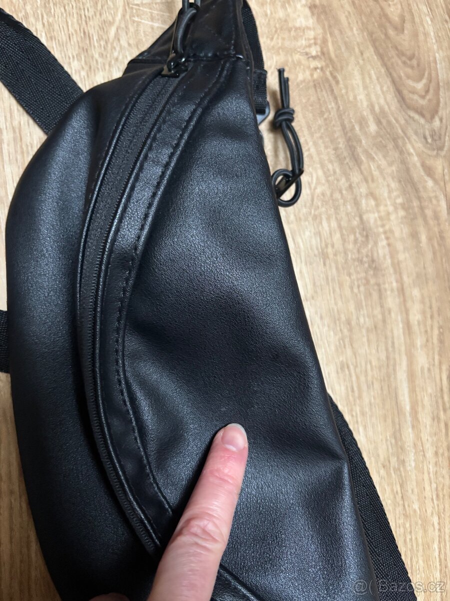 Černá ledvinka Johnny Urban - 13