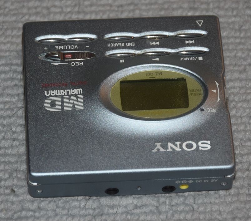 Minidisc Sony MZ-R91, manual, AA adapter, manual, MD disky - 13