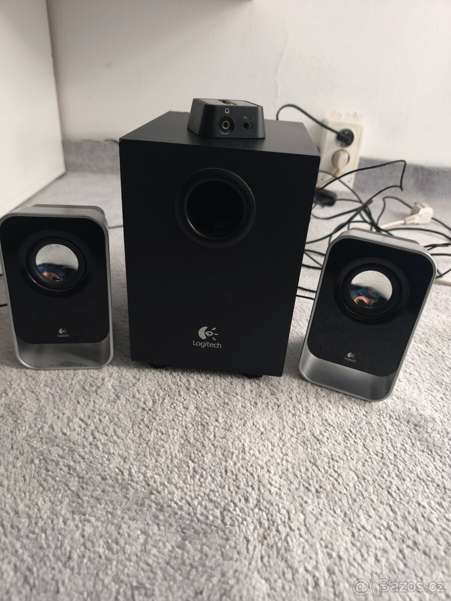 Herní počítač s klávesnicí, monitorem a reproduktory - 13