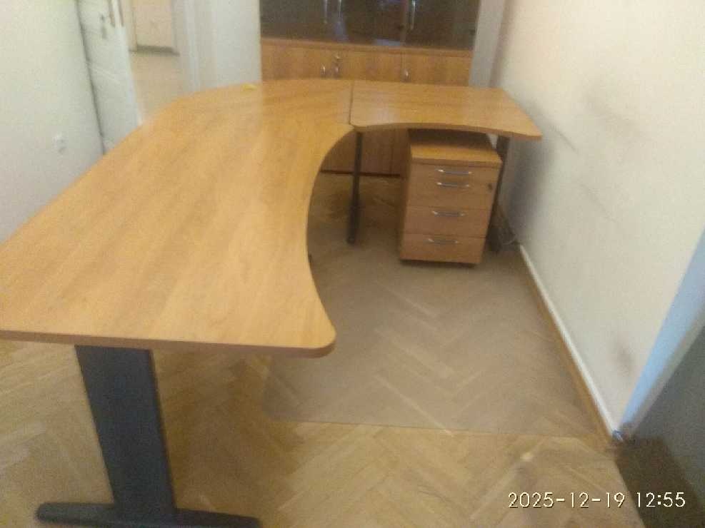 Kvalitní italský kancelářský nábytek - stoly a skříně - 13