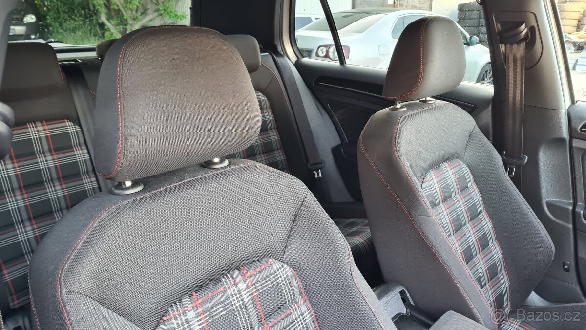 VOLKSWAGEN GOLF 7 GTI - 2,0TSi 162kW - Manuál. - 13