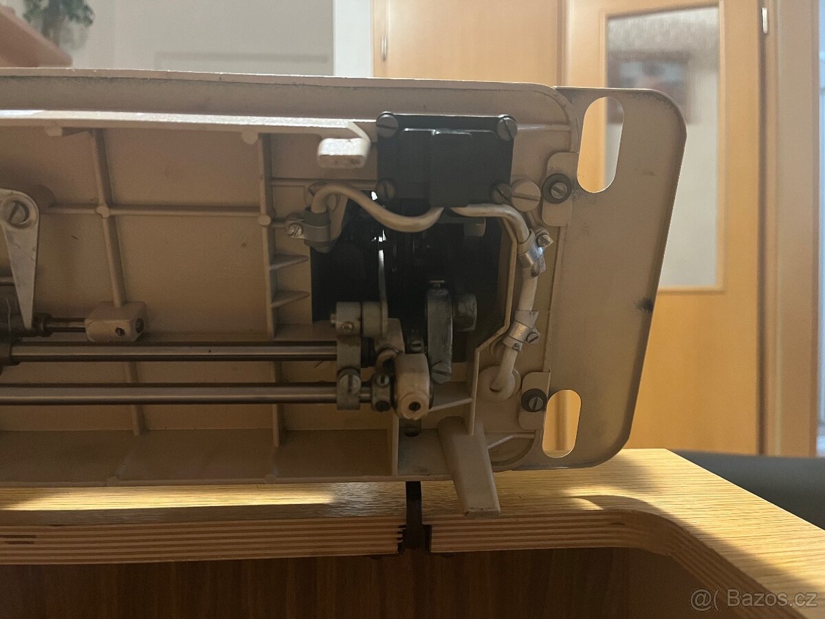 Retro skříňový šicí stroj Lucznik 438 - 13