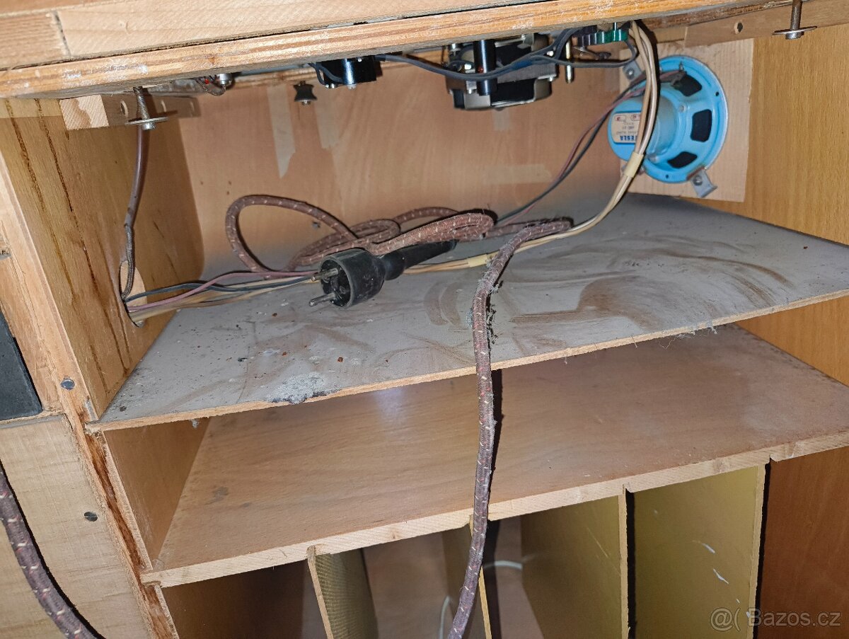 Staré rádio gramofon Supraphon model LE61 - 13