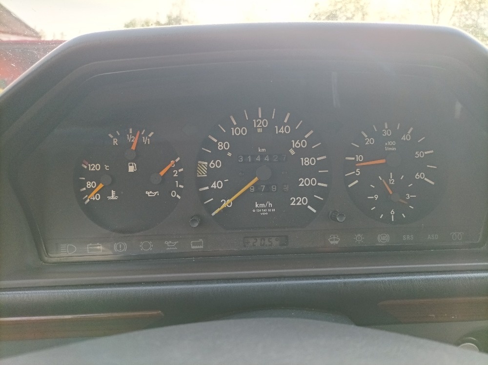 Mercedes E250D W124 1 majitel v CZ - 13