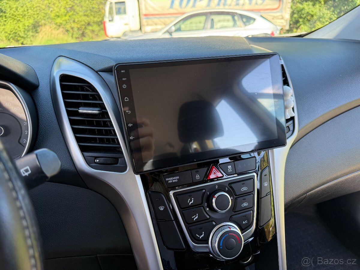 Prodám Hyundai i30 combi 1.6 88KW Najeto 73 000 Km - 13