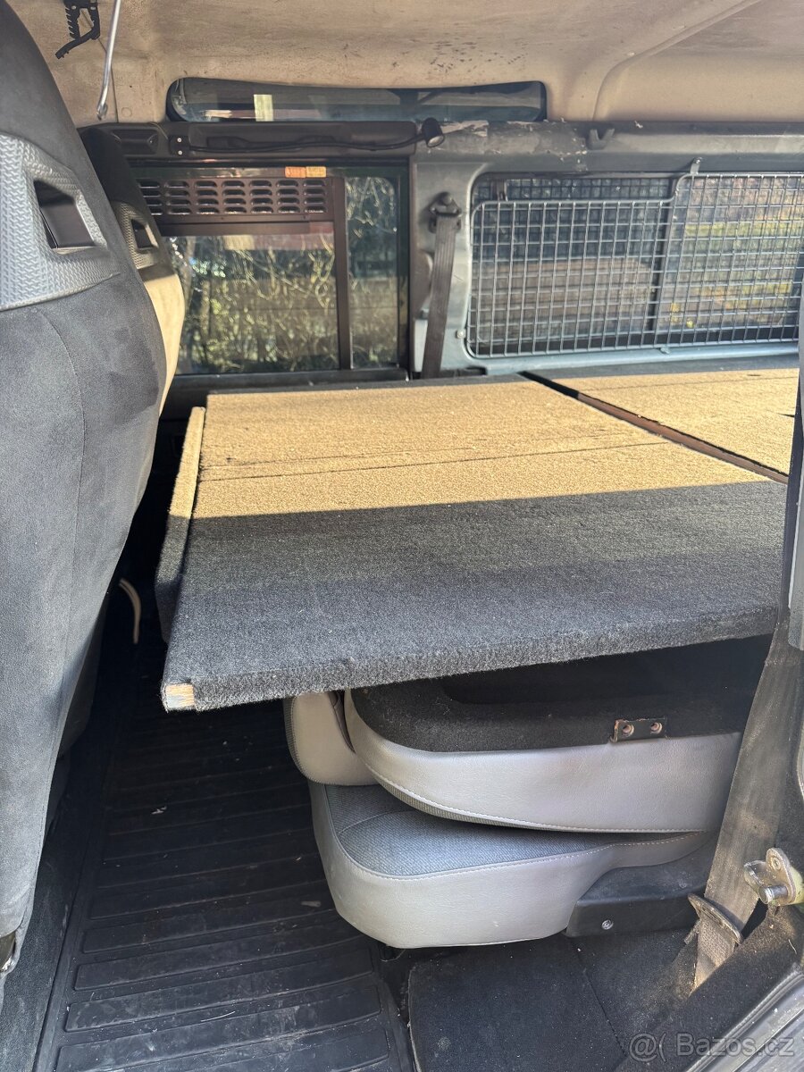 Land Rover Defender 110 - 13