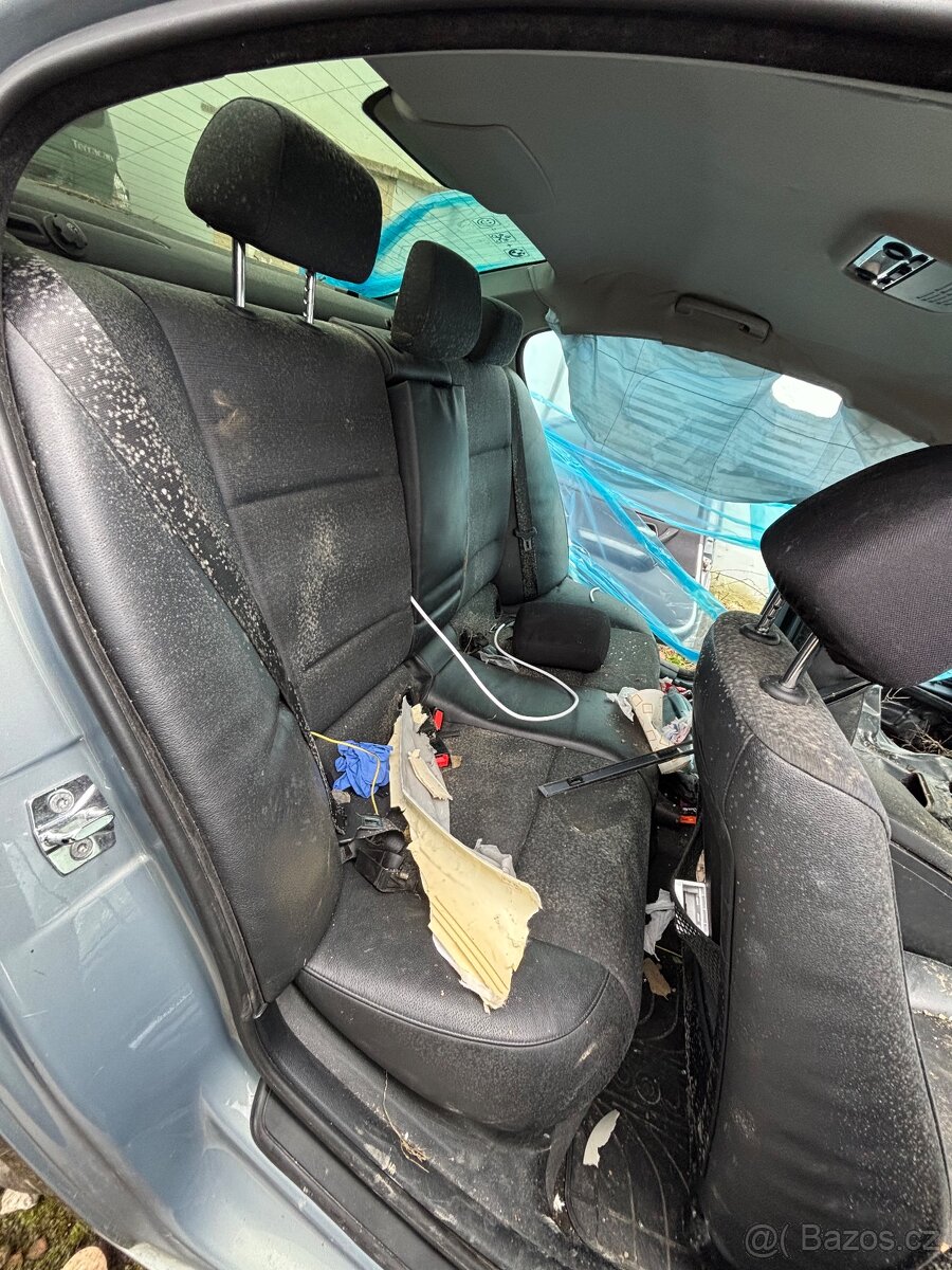 BMW E90 325i bourané ND - 13