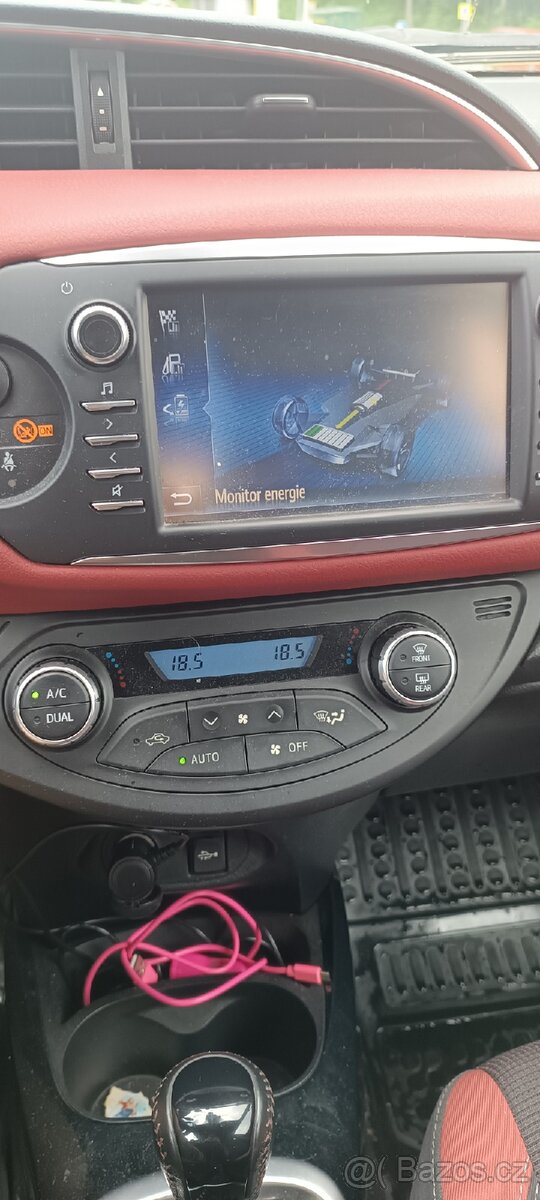 Toyota Yaris hybrid - 13