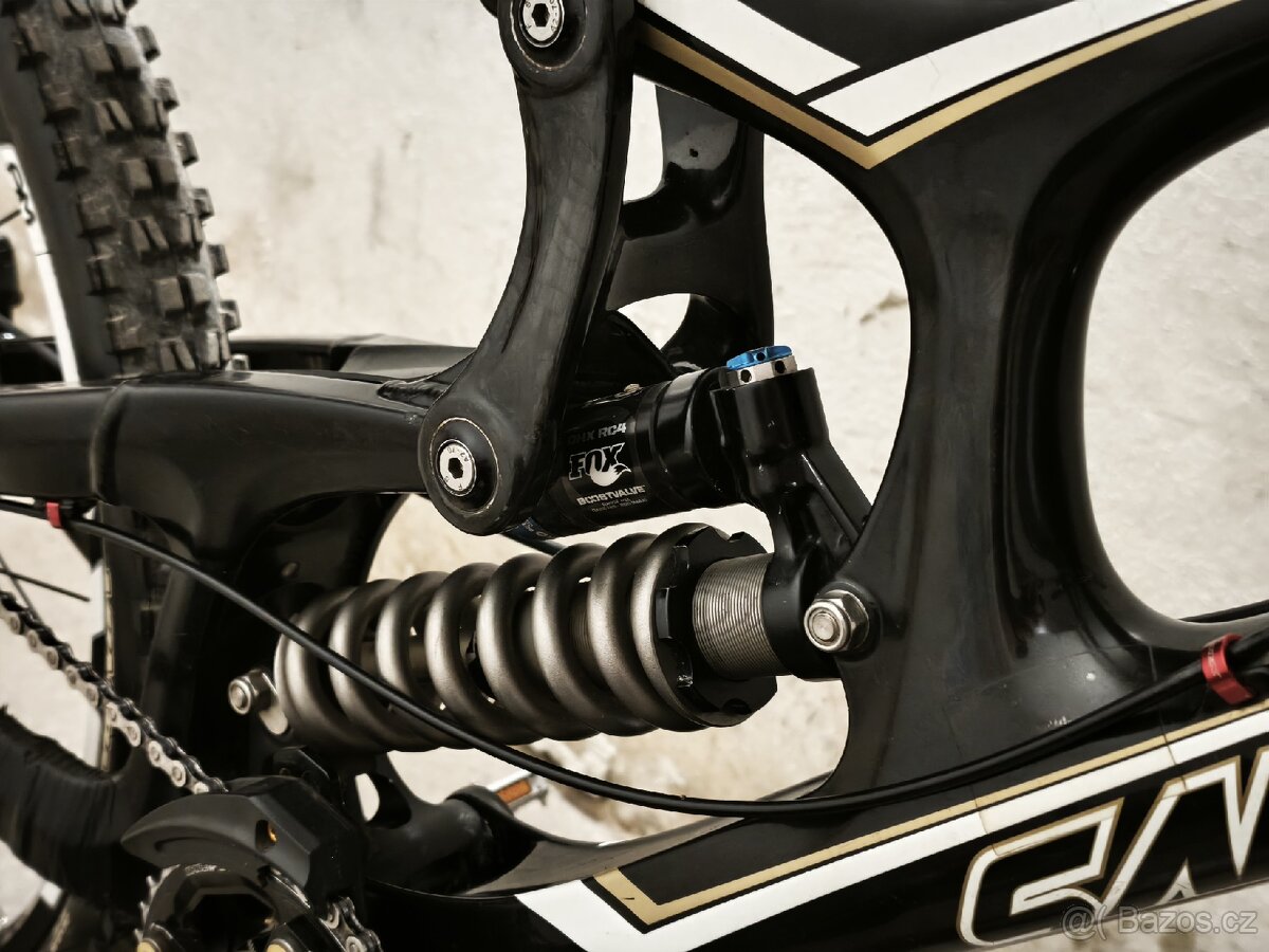 Santa Cruz V10.4 karbón - 13