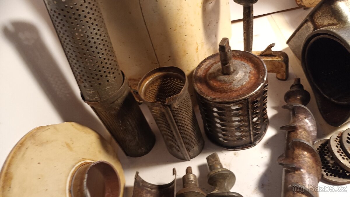 Starý kuchyňský robot UKS E20A + příslušenství - 13