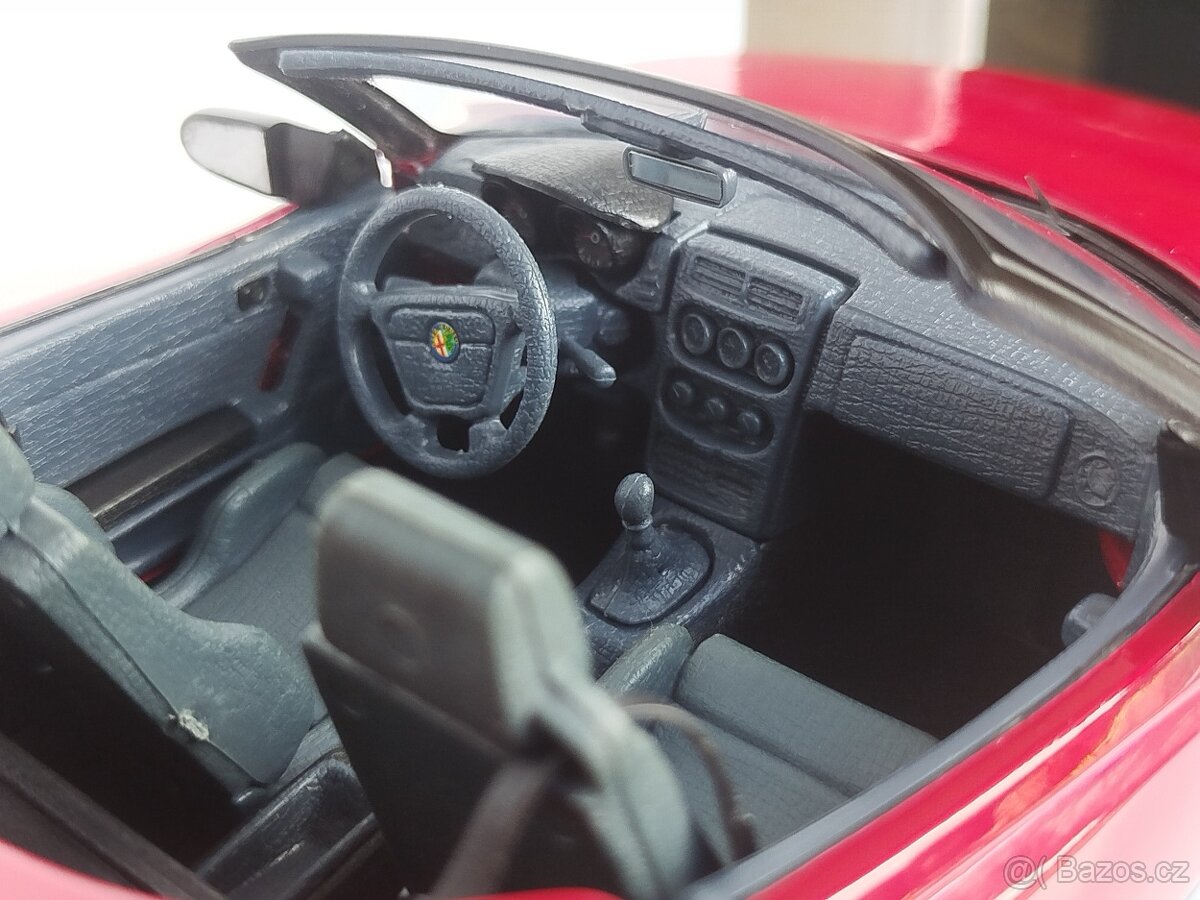 1:18 Alfa Romeo Spider - 13