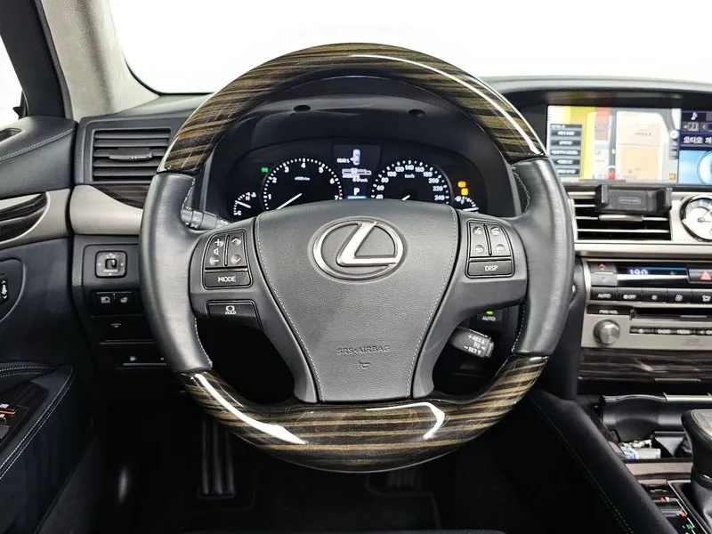 2015 LEXUS LS460 AWD - 13