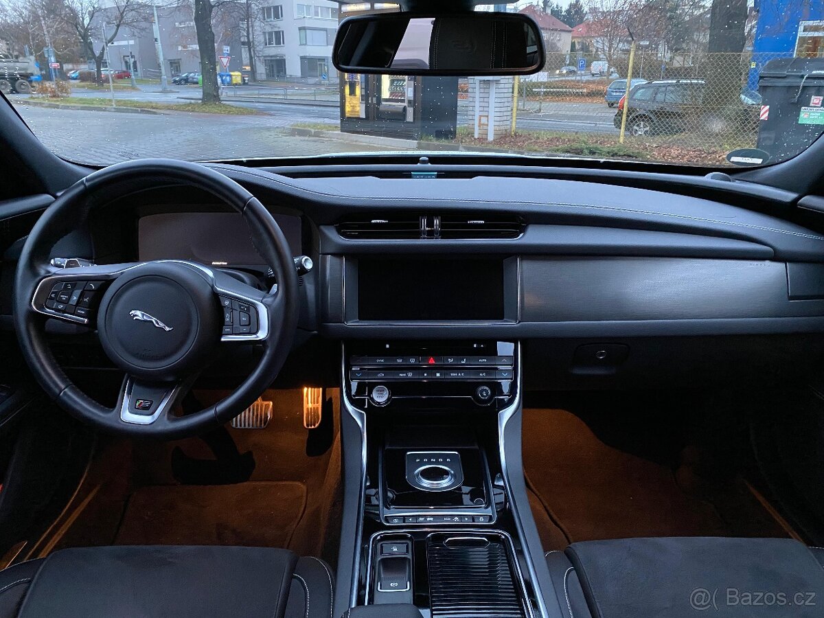 Jaguar XFS 30d sportbrake - 13