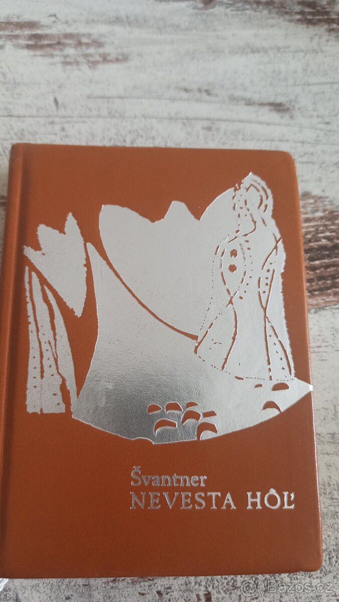 Starožitnosti -vazy a knihy, fotoapará - 13