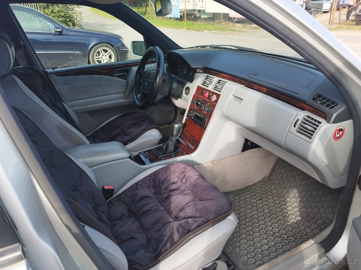 Mercedes-Benz E 230 i manuál - 13