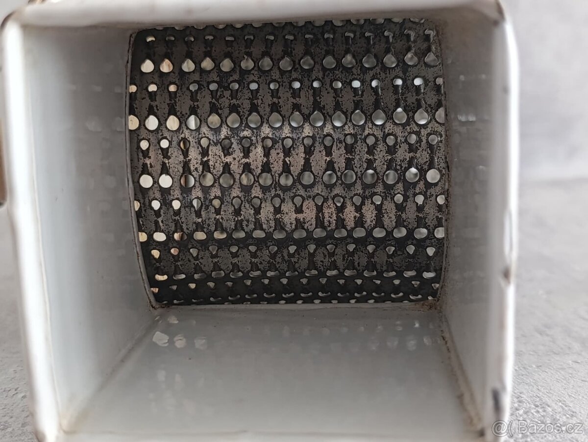 Starý krásný zdobený starožitný mlýnek na strouhanku JUGENDS - 13