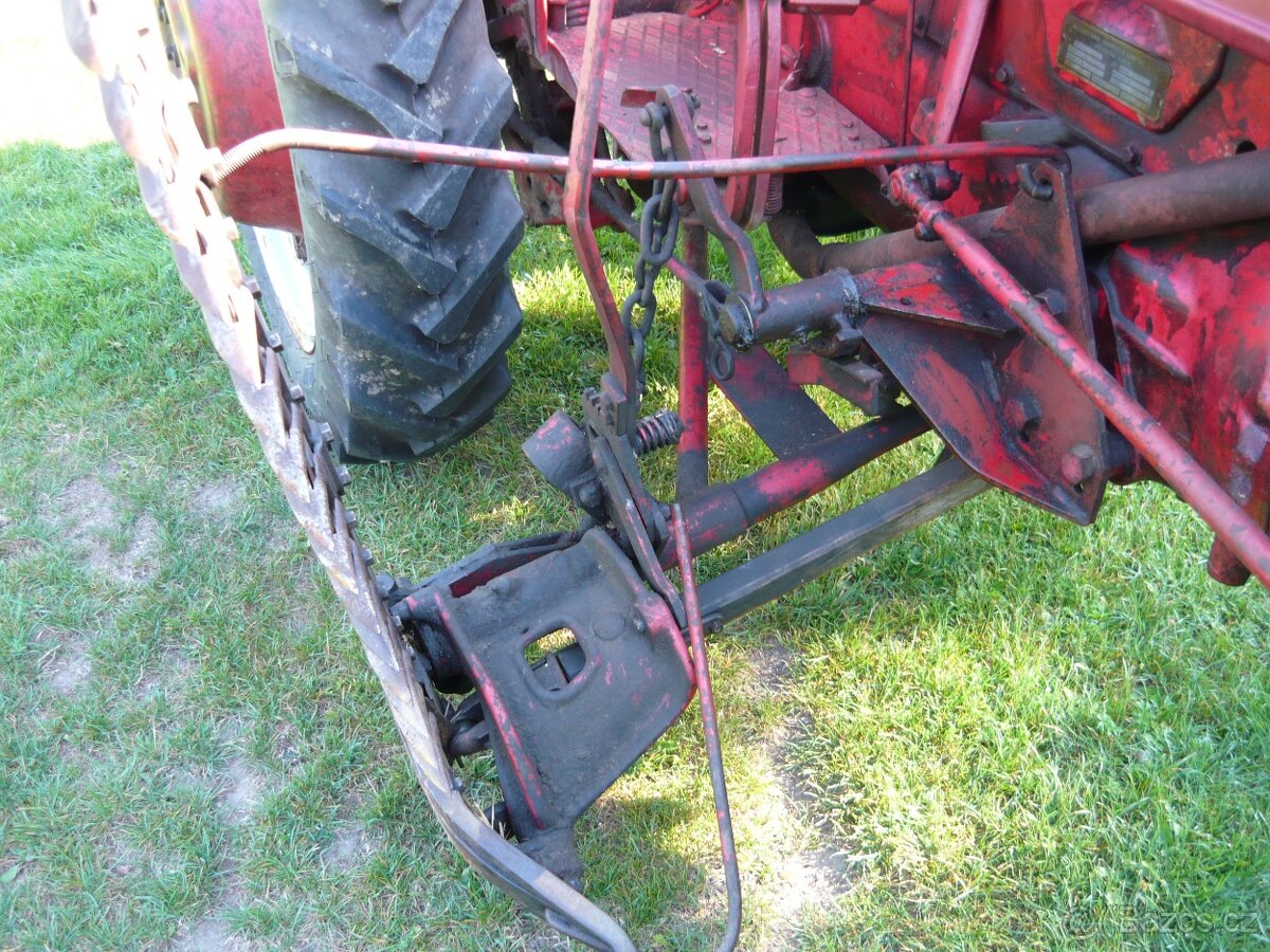traktor MC CORMICK - 13