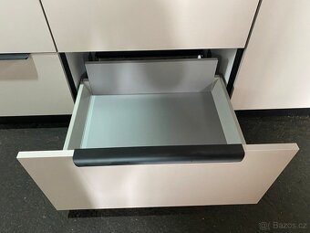 Moderní kuchyňská linka bez spotřebiči - 13