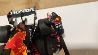 Max Verstappen 1:18 s figurkou - prvy titul Abu Dhabi 2021 - 13