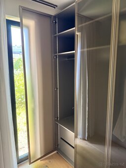 Šatní skřín s prosklenými dveřmi - 13