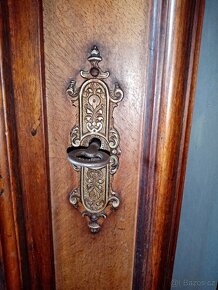 Starožitná skříň s hudebními motivy - 13