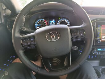 Prodám Toyota Hilux 2,8 Invincible - 13