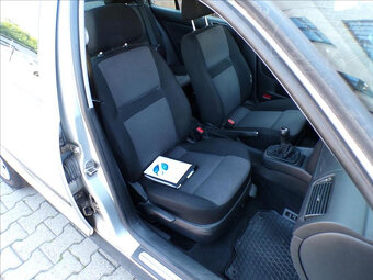 Volkswagen Golf 1,6 i KLIMA,TAŽNÉ ZAŘ. - 13
