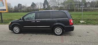 Chrysler town and country - 13