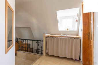 Prostorný byt 5+1 (114 m²) v klidné části Karlových Varů – F - 13