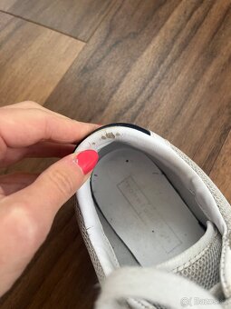 Kožené bílé tenisky Tommy Hilfiger - 13