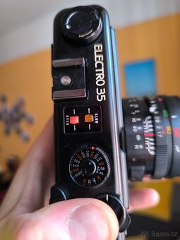 Krásný fotoaparát na film Yashica Electro 35 GTN (černá) - 13