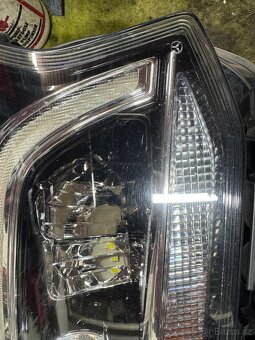 Mercedes-Benz X W470 Pravé přední světlo - 13