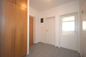 Velmi pěkný 2+kk, 68m2 se dvěma lodžiemi, garáží a sklepem,  - 13