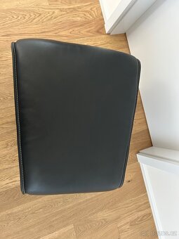 Kožená sedačka s taburetem pod nohy - 13