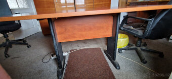 Obyčejné i luxusní skříně, stůl. - 13