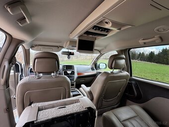 Chrysler Town country - 13