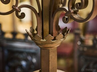 Monumentální párové neogotické bronzové svícny – výška 100 c - 13