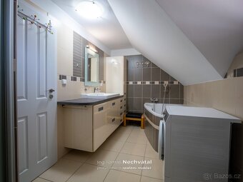 Prodej samostatně stojícího rodinného domu 5+kk s garáží - 13
