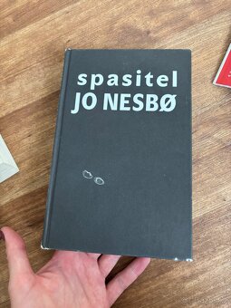 Jo Nesbo - Spasitel, Pentagram, Červenka - 13