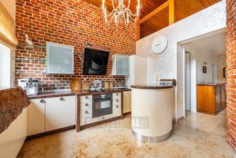 Prodej jedinečného, prostorného RD s větší rovinatou zahrado - 13