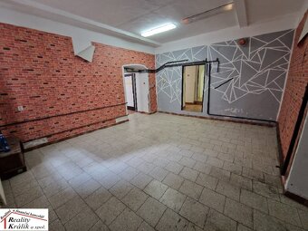 RD s dvěma prodejnami v centru Kutné Hory. - 13