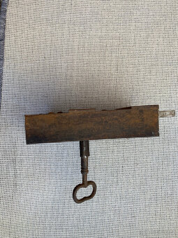 Zámek dveřní starožitný s klíčem - 13