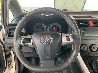 TOYOTA AURIS - 13