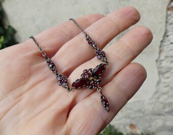 Stříbrné náhrdelníky s českými granáty, koliery, různé - 13